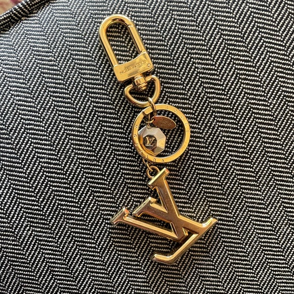Authentic Louis Vuitton Porte Cles LV Facet Charm Key Ring Gold - Picture 7 of 10